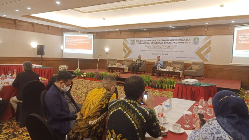 Foto : Sekretaris DPRD Kota Bekasi Hanan Tarya dalam sambutannya menyampaikan ucapan Selamat Hari Raya Idul Fitri dan memberikan catatan penting terkait Tema yang dibahas yaitu Sinergitas DPRD dan OPD dalam Perencanaa Pembangunan Kota Bekasi Tahun 2023.