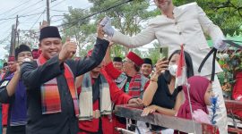 Foto: Arak-arakan seni dan budaya yang dihadirkan adalah penampilan pencak silat, model pengantin betawi, penampilan marawis, parade baju adat betawi, parade mobil/motor/sepeda hias, dan tidak ketinggalan parade bedug dan dondang yang menjadi ikon utama dalam festival ini.