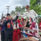 Foto: Arak-arakan seni dan budaya yang dihadirkan adalah penampilan pencak silat, model pengantin betawi, penampilan marawis, parade baju adat betawi, parade mobil/motor/sepeda hias, dan tidak ketinggalan parade bedug dan dondang yang menjadi ikon utama dalam festival ini.