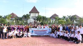 Foto : LEPAS KONTINGEN: Plt Bupati Bekasi, Akhmad Marjuki melepas 192 Kontigen Komite Olahraga Rekreasi Masyarakat Indonesia (KORMI) Kabupaten Bekasi untuk mengikuti Forprov Jabar 2022, di Plaza Pemkab Bekasi, Sukamahi, Cikarang Pusat, Kabupaten Bekasi, pada Jum'at (13/05/2022).