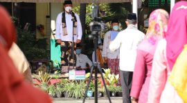 Foto :  Plt Bupati Bekasi Akhmad Marjuki menjadi Pembina Upacara Hari Pendidikan Nasional tahun 2022 di lapangan SMP 1 Tambun Selatan pada Jumat, (13/5/22)I
