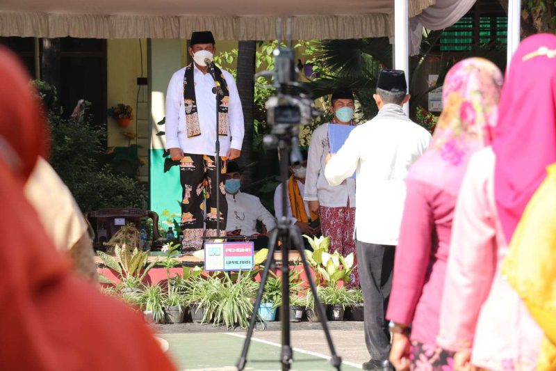 Foto :  Plt Bupati Bekasi Akhmad Marjuki menjadi Pembina Upacara Hari Pendidikan Nasional tahun 2022 di lapangan SMP 1 Tambun Selatan pada Jumat, (13/5/22)I