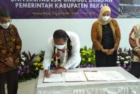 Foto : Plt Bupati Bekasi Akhmad Marjuki menandatangani MoU pembangunan sumber daya manusia (SDM) bersama Universitas Esa Unggul yang berlangsung di aula Gedung Universitas Esa Unggul Kecamatan Tarumajaya pada Jumat, (13/5/22).