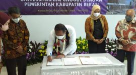 Foto : Plt Bupati Bekasi Akhmad Marjuki menandatangani MoU pembangunan sumber daya manusia (SDM) bersama Universitas Esa Unggul yang berlangsung di aula Gedung Universitas Esa Unggul Kecamatan Tarumajaya pada Jumat, (13/5/22).
