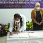 Foto : Plt Bupati Bekasi Akhmad Marjuki menandatangani MoU pembangunan sumber daya manusia (SDM) bersama Universitas Esa Unggul yang berlangsung di aula Gedung Universitas Esa Unggul Kecamatan Tarumajaya pada Jumat, (13/5/22).
