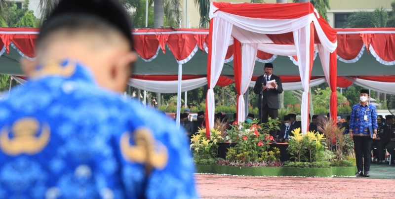 Foto : INSPEKTUR UPACARA: Plt Bupati Bekasi, Akhmad Marjuki menjadi inspektur upacara peringatan Hari Kebangkitan Nasional (HARKITNAS) yang ke-114 Tahun 2022, di Plaza Pemerintah Daerah Kabupaten Bekasi, Sukamahi, Cikarang Pusat, Jum'at (19/05/2022). 