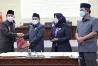 Foto : Pj Bupati Bekasi, Dani Ramdan menghadiri rapat paripurna DPRD Kabupaten Bekasi dalam rangka penetapan keputusan DPRD terhadap laporan keterangan pertanggung jawaban (LKPJ) di Gedung DPRD Komplek Pemkab Bekasi, Sukamahi, Cikarang Pusat, Kabupaten Bekasi, Selasa (24/04/2022).