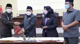 Foto : Pj Bupati Bekasi, Dani Ramdan menghadiri rapat paripurna DPRD Kabupaten Bekasi dalam rangka penetapan keputusan DPRD terhadap laporan keterangan pertanggung jawaban (LKPJ) di Gedung DPRD Komplek Pemkab Bekasi, Sukamahi, Cikarang Pusat, Kabupaten Bekasi, Selasa (24/04/2022).