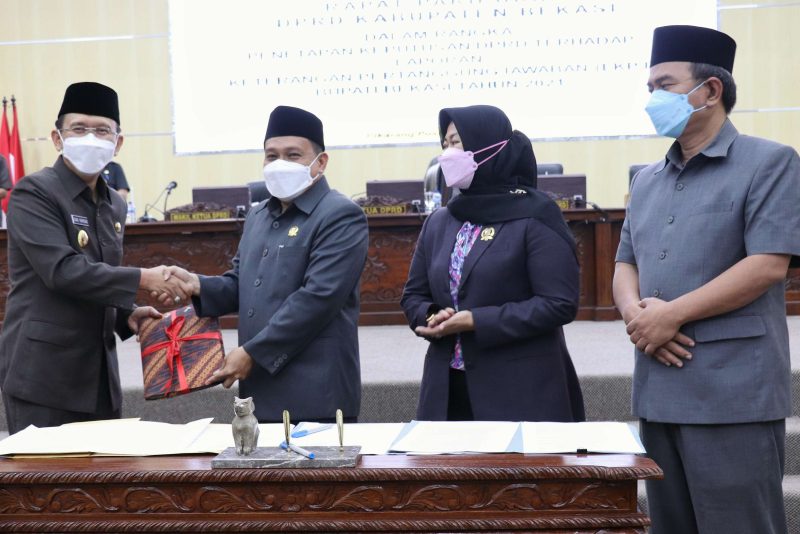Foto : Pj Bupati Bekasi, Dani Ramdan menghadiri rapat paripurna DPRD Kabupaten Bekasi dalam rangka penetapan keputusan DPRD terhadap laporan keterangan pertanggung jawaban (LKPJ) di Gedung DPRD Komplek Pemkab Bekasi, Sukamahi, Cikarang Pusat, Kabupaten Bekasi, Selasa (24/04/2022).
