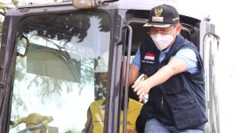 TERJUN LANGSUNG: Penjabat (PJ) Bupati Bekasi Dani Ramdan terjun langsung mengikuti proses pengerjaan ruas Jalan Provinsi Cikarang-Cibarusah, pada Kamis (25/5/2022). 
