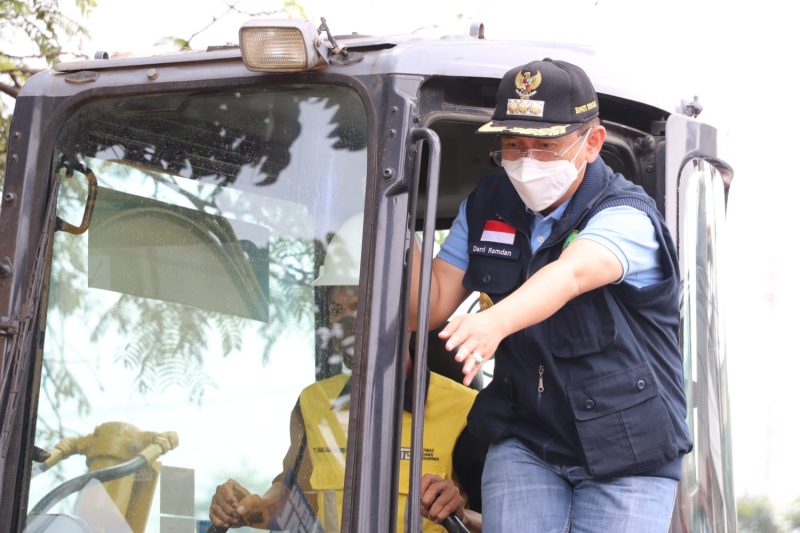 TERJUN LANGSUNG: Penjabat (PJ) Bupati Bekasi Dani Ramdan terjun langsung mengikuti proses pengerjaan ruas Jalan Provinsi Cikarang-Cibarusah, pada Kamis (25/5/2022). 