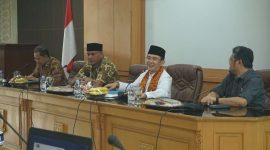foot : Pj Bupati Bekasi Dani Ramdan menerima kunjungan kerja Panitia Khusus (Pansus) Komisi VI DPRD Provinsi Jawa Barat, dalam rangka membahas terkait bidang penataan tata ruang Lahan Sawah Dilindungi (LSD) di Ruang Rapat Bupati, Cikarang Pusat, Jumat (27/5). Foto : Prokopim Pemkab Bekasi.