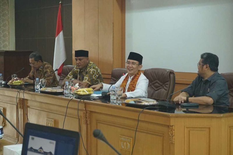 foot : Pj Bupati Bekasi Dani Ramdan menerima kunjungan kerja Panitia Khusus (Pansus) Komisi VI DPRD Provinsi Jawa Barat, dalam rangka membahas terkait bidang penataan tata ruang Lahan Sawah Dilindungi (LSD) di Ruang Rapat Bupati, Cikarang Pusat, Jumat (27/5). Foto : Prokopim Pemkab Bekasi.