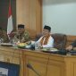 foot : Pj Bupati Bekasi Dani Ramdan menerima kunjungan kerja Panitia Khusus (Pansus) Komisi VI DPRD Provinsi Jawa Barat, dalam rangka membahas terkait bidang penataan tata ruang Lahan Sawah Dilindungi (LSD) di Ruang Rapat Bupati, Cikarang Pusat, Jumat (27/5). Foto : Prokopim Pemkab Bekasi.