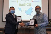 Direktur & Chief Finance Officer XL Axiata, Budi Pramantika (kanan), bersama Executive Director PP Telecomunication Sdn Bhd, Sng Wei Kai, di Jakarta, 1 Juni 2022.  Kedua pihak berhasil merampungkan proyek kerja sama pembangunan Sistem Komunikasi Kabel Laut Batam Sarawak International Cable System (BaSIC) yang menghubungkan Batam dengan Sarawak. Bagi XL Axiata, infrastruktur baru ini akan memperkuat koneksi internet antara Batam, Sumatera, Kalimantan, dan Sulawesi dengan kinerja dan latency yang lebih cepat dan berkualitas. Mulai dibangun pada tahun 2020, SKKL ini sudah dapat beroperasi 1 Juni 2022.