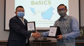 Direktur & Chief Finance Officer XL Axiata, Budi Pramantika (kanan), bersama Executive Director PP Telecomunication Sdn Bhd, Sng Wei Kai, di Jakarta, 1 Juni 2022.  Kedua pihak berhasil merampungkan proyek kerja sama pembangunan Sistem Komunikasi Kabel Laut Batam Sarawak International Cable System (BaSIC) yang menghubungkan Batam dengan Sarawak. Bagi XL Axiata, infrastruktur baru ini akan memperkuat koneksi internet antara Batam, Sumatera, Kalimantan, dan Sulawesi dengan kinerja dan latency yang lebih cepat dan berkualitas. Mulai dibangun pada tahun 2020, SKKL ini sudah dapat beroperasi 1 Juni 2022.