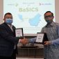 Direktur & Chief Finance Officer XL Axiata, Budi Pramantika (kanan), bersama Executive Director PP Telecomunication Sdn Bhd, Sng Wei Kai, di Jakarta, 1 Juni 2022.  Kedua pihak berhasil merampungkan proyek kerja sama pembangunan Sistem Komunikasi Kabel Laut Batam Sarawak International Cable System (BaSIC) yang menghubungkan Batam dengan Sarawak. Bagi XL Axiata, infrastruktur baru ini akan memperkuat koneksi internet antara Batam, Sumatera, Kalimantan, dan Sulawesi dengan kinerja dan latency yang lebih cepat dan berkualitas. Mulai dibangun pada tahun 2020, SKKL ini sudah dapat beroperasi 1 Juni 2022.