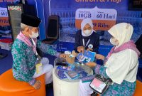 Foto :  Petugas XL sedang menjelaskan kepada calon jamaah haji mengenai paket haji yang disediakan di embarkasi haji Bekasi belum lama ini menjelang keberangkatan mereka ke Arab Saudi untuk melaksanakan ibadah haji. XL Axiata menyediakan paket khusus Haji untuk mempermudah komunikasi jamaah haji di Tanah Suci. Kartu Perdana dan Paket khusus haji disediakan mulai dari harga Rp 99Ribu sampai dengan Rp 999 Ribu dengan masa berlaku hingga 60 hari. Kartu Perdana dan Paket ini bisa didapatkan mulai 3 Juni 2022.