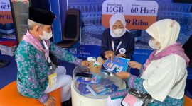 Foto :  Petugas XL sedang menjelaskan kepada calon jamaah haji mengenai paket haji yang disediakan di embarkasi haji Bekasi belum lama ini menjelang keberangkatan mereka ke Arab Saudi untuk melaksanakan ibadah haji. XL Axiata menyediakan paket khusus Haji untuk mempermudah komunikasi jamaah haji di Tanah Suci. Kartu Perdana dan Paket khusus haji disediakan mulai dari harga Rp 99Ribu sampai dengan Rp 999 Ribu dengan masa berlaku hingga 60 hari. Kartu Perdana dan Paket ini bisa didapatkan mulai 3 Juni 2022.