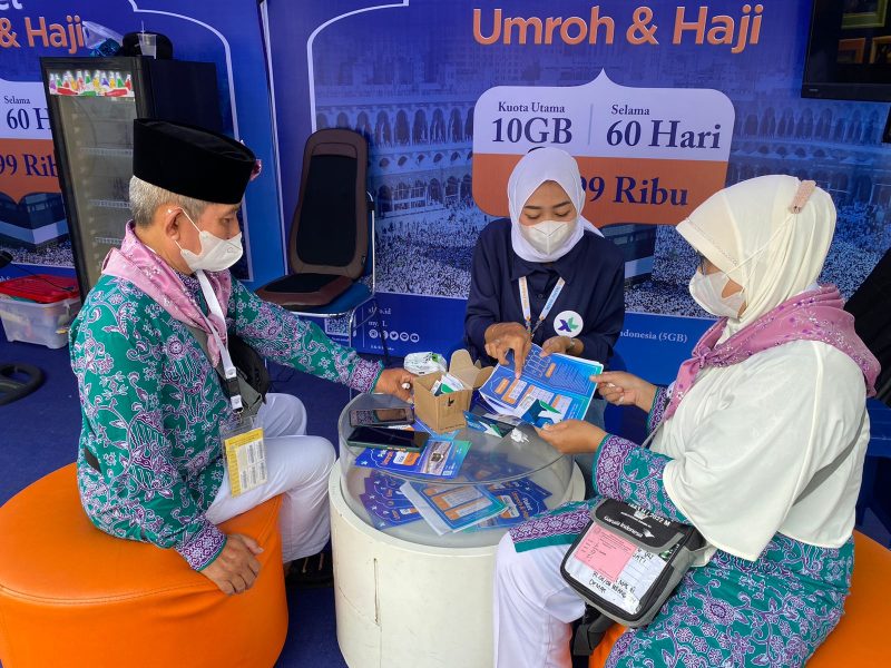 Foto :  Petugas XL sedang menjelaskan kepada calon jamaah haji mengenai paket haji yang disediakan di embarkasi haji Bekasi belum lama ini menjelang keberangkatan mereka ke Arab Saudi untuk melaksanakan ibadah haji. XL Axiata menyediakan paket khusus Haji untuk mempermudah komunikasi jamaah haji di Tanah Suci. Kartu Perdana dan Paket khusus haji disediakan mulai dari harga Rp 99Ribu sampai dengan Rp 999 Ribu dengan masa berlaku hingga 60 hari. Kartu Perdana dan Paket ini bisa didapatkan mulai 3 Juni 2022.