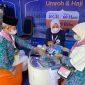 Foto :  Petugas XL sedang menjelaskan kepada calon jamaah haji mengenai paket haji yang disediakan di embarkasi haji Bekasi belum lama ini menjelang keberangkatan mereka ke Arab Saudi untuk melaksanakan ibadah haji. XL Axiata menyediakan paket khusus Haji untuk mempermudah komunikasi jamaah haji di Tanah Suci. Kartu Perdana dan Paket khusus haji disediakan mulai dari harga Rp 99Ribu sampai dengan Rp 999 Ribu dengan masa berlaku hingga 60 hari. Kartu Perdana dan Paket ini bisa didapatkan mulai 3 Juni 2022.