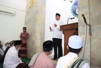 Plt Wali Kota Bekasi bersama warga lakukan sholat Ghaib untuk doakan Eril. 