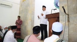 Plt Wali Kota Bekasi bersama warga lakukan sholat Ghaib untuk doakan Eril. 