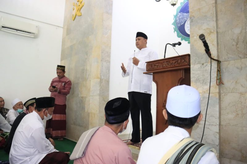 Plt Wali Kota Bekasi bersama warga lakukan sholat Ghaib untuk doakan Eril. 