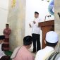Plt Wali Kota Bekasi bersama warga lakukan sholat Ghaib untuk doakan Eril. 