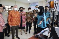 Pj Bupati Bekasi, Dani Ramdan, mendampingi Sekjen Kemendikbudristek, Suharti dan Duta Besar Perancis, Olivier Chambard saat acara Selebrasi Kerjasama Indonesia - Perancis Bersama Schneider Electric di SMKN 1 Cikarang Selatan. Kamis (02/06/22)
