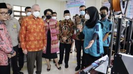 Pj Bupati Bekasi, Dani Ramdan, mendampingi Sekjen Kemendikbudristek, Suharti dan Duta Besar Perancis, Olivier Chambard saat acara Selebrasi Kerjasama Indonesia - Perancis Bersama Schneider Electric di SMKN 1 Cikarang Selatan. Kamis (02/06/22)
