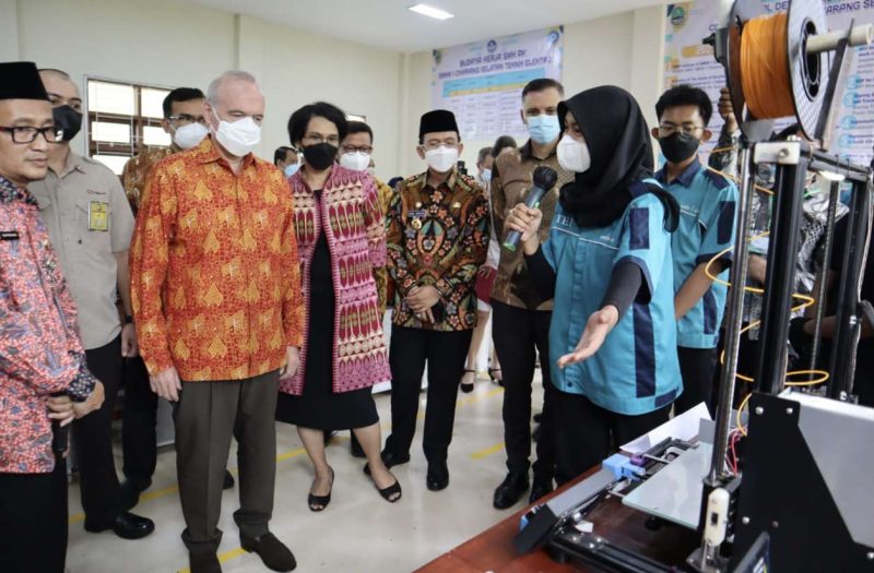 Pj Bupati Bekasi, Dani Ramdan, mendampingi Sekjen Kemendikbudristek, Suharti dan Duta Besar Perancis, Olivier Chambard saat acara Selebrasi Kerjasama Indonesia - Perancis Bersama Schneider Electric di SMKN 1 Cikarang Selatan. Kamis (02/06/22)