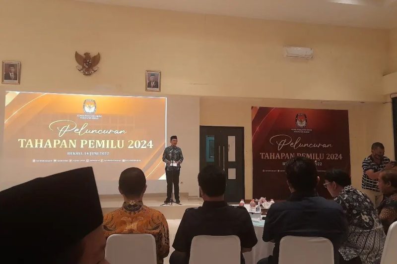 PJ Bupati Bekasi Dani Ramdan saat memberikan sambutan pada acara peluncuran tahapan Pemilu 2024 yang diselenggarakan oleh KPU RI secara virtual di Aula Kantor KPU Kabupaten Bekasi pada, Selasa (14/06/2022) malam.