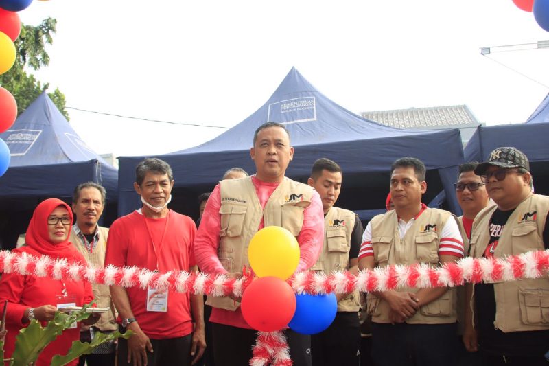Foto : Plt. Wali Kota Bekasi Tri Adhianto resmikan Usaha Mikro Kecil dan Menengah (UMKM) Madani.