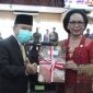 Ketua DPRD Kota Bekasi, Saifuddaulah bersama anggota DPRD Kota Bekasi, Enie Widhiastuti usai dilantik, Senin (4/7/2022).