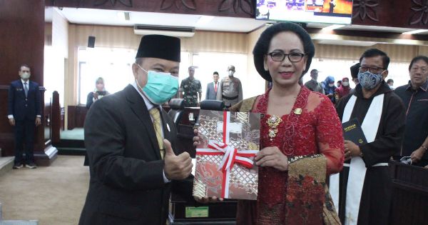 Ketua DPRD Kota Bekasi, Saifuddaulah bersama anggota DPRD Kota Bekasi, Enie Widhiastuti usai dilantik, Senin (4/7/2022).