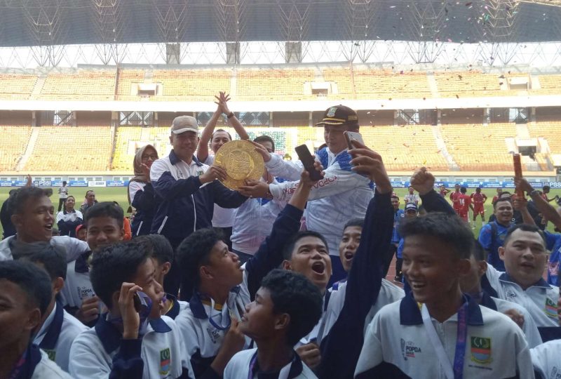 Foto : Perhelatan pesta olahraga pelajar Kabupaten Bekasi yang digelar sejak 23 Juli lalu, ditutup secara resmi oleh Sekda Kabupaten Bekasi, Dedy Supriyadi di Stadion Wibawa Mukti, Desa Sertajaya Kecamatan Cikarang Timur, pada Sabtu (30/07).