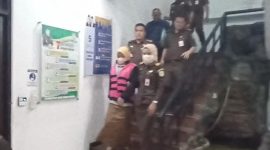 Kejaksaan Negeri (Kejari) Kabupaten Bekasi langsung menahan Kepala Desa Lambangsari, Kecamatan Tambun Selatan inisial PH. (Foto: MPI/Ade Suhardi)