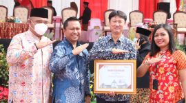DIGANJAR PENGHARGAAN : Ahli Perencanaan Modal pada Dinas adan Perencanaan Pembangunan, Penelitian dan Pengembangan Daerah (BAPPEDA) Kabuapten Bekasi, Irwan Kurniawan bersama bersama Perusahaan Pemberi Corporate Social Responsibility (CSR), di Lapangan Plaza Pemda, Komplek Pemda, Kecamatan Cikarang Pusat, Senin (15/8/2022). 
