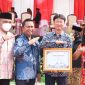 DIGANJAR PENGHARGAAN : Ahli Perencanaan Modal pada Dinas adan Perencanaan Pembangunan, Penelitian dan Pengembangan Daerah (BAPPEDA) Kabuapten Bekasi, Irwan Kurniawan bersama bersama Perusahaan Pemberi Corporate Social Responsibility (CSR), di Lapangan Plaza Pemda, Komplek Pemda, Kecamatan Cikarang Pusat, Senin (15/8/2022). 