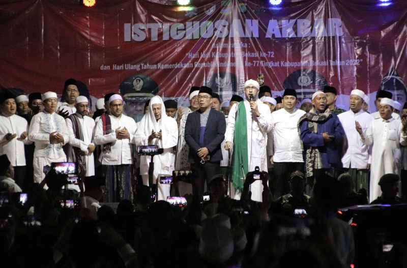 Gubernur Jabar Ridwan Kamil bersama Pj Bupati Bekasi Dani Ramdan dan unsur Forkopimda menghadiri Istighosah bersama Maulana Habib Luthfi Bin Yahya di Plaza Pemda Kabupaten Bekasi, Cikarang Pusat, Senin (15/08/22) malam. 