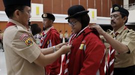 Foto : Pj Bupati Bekasi Dani Ramdan melepas 16 orang kontingen Kwartir Cabang (Kwarcab) Pramuka Kabupaten Bekasi menuju Jambore Nasional XI Tahun 2022 di Bumi Perkemahan Cibubur Jakarta, di Gedung Swatantra Wibawa Mukti, Komplek Pemkab Bekasi, pada Jumat, (12/08/2022). 