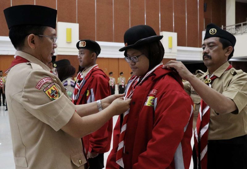 Foto : Pj Bupati Bekasi Dani Ramdan melepas 16 orang kontingen Kwartir Cabang (Kwarcab) Pramuka Kabupaten Bekasi menuju Jambore Nasional XI Tahun 2022 di Bumi Perkemahan Cibubur Jakarta, di Gedung Swatantra Wibawa Mukti, Komplek Pemkab Bekasi, pada Jumat, (12/08/2022). 
