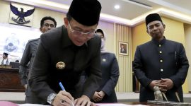 Foto : Pj Bupati Bekasi, Dani Ramdan bersama DPRD Kabupaten Bekasi menandatangani nota kesepakatan Kebijakan Umum Anggaran dan Prioritas Plafon Anggaran Sementara (KUA-PPAS) APBD Tahun 2023 pada sidang paripurna di Gedung DPRD Kabupaten Bekasi,