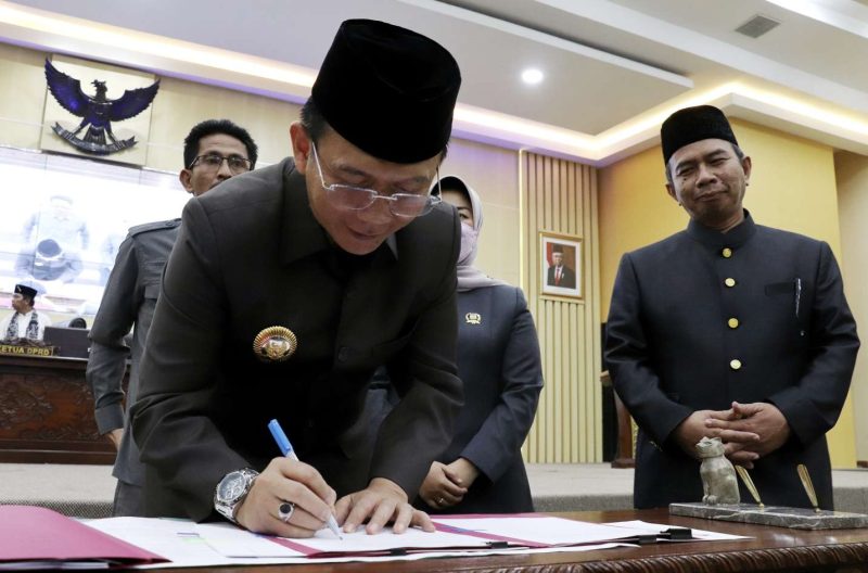 Foto : Pj Bupati Bekasi, Dani Ramdan bersama DPRD Kabupaten Bekasi menandatangani nota kesepakatan Kebijakan Umum Anggaran dan Prioritas Plafon Anggaran Sementara (KUA-PPAS) APBD Tahun 2023 pada sidang paripurna di Gedung DPRD Kabupaten Bekasi,