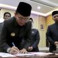 Foto : Pj Bupati Bekasi, Dani Ramdan bersama DPRD Kabupaten Bekasi menandatangani nota kesepakatan Kebijakan Umum Anggaran dan Prioritas Plafon Anggaran Sementara (KUA-PPAS) APBD Tahun 2023 pada sidang paripurna di Gedung DPRD Kabupaten Bekasi,