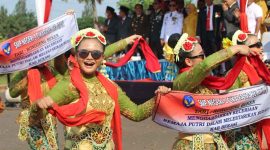 Foto : Siswi SMPN 3 Cikarang Selatan membawakan Tari Ronggeng Bekan saat melewati paggung kehormatan pada acara karnaval kendaraan hias dan helaran kecamatan di Lapangan Plaza Pemkab Bekasi, Desa Sukamahi, Kecamatan Cikarang Pusat, pada Rabu, (17/8/2022). 