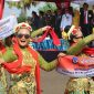 Foto : Siswi SMPN 3 Cikarang Selatan membawakan Tari Ronggeng Bekan saat melewati paggung kehormatan pada acara karnaval kendaraan hias dan helaran kecamatan di Lapangan Plaza Pemkab Bekasi, Desa Sukamahi, Kecamatan Cikarang Pusat, pada Rabu, (17/8/2022). 