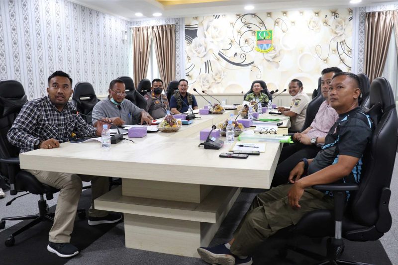 Foto : PJ Bupati Bekasi Dani Ramdan memimpin rapat penilaian akhir Kampung Bersih Makin Berani di Ruang Rapat Bupati, Komplek Pemda, Kecamatan Cikarang Pusat, Sabtu 