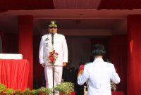 foto : PIMPIN UPACARA: : Camat Cibitung, Encun Sunarto saat memimpin upacara peringatan HUT RI Ke-77 di Halaman Kantor Kecamatan Cibitung, pada Rabu (17/8/22). 